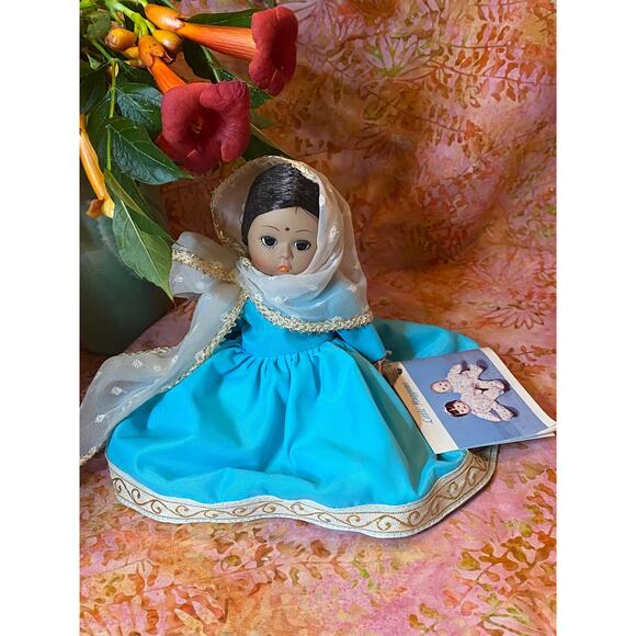 Vintage Madame Alexander Doll India #575 8” International Tag Box & Stand 1980s - Picture 3 of 6
